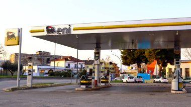 Pescara, İtalya 20 Mart 2022 ENI Benzin İstasyonu. ENI, çok uluslu bir İtalyan petrol ve doğalgaz şirketi.