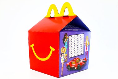 Los Angeles, California 2 Aralık 2019 'da McDonald' s Happy Meal karton kutusunda Mattel Barbie ve Hot Wheels oyuncakları vardı. McDonald 's bir fast food restoran zinciri..