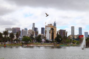 Los Angeles, California - 16 Mayıs 2019: Los Angeles 'ın Westlake mahallesindeki MacArthur Park manzarası