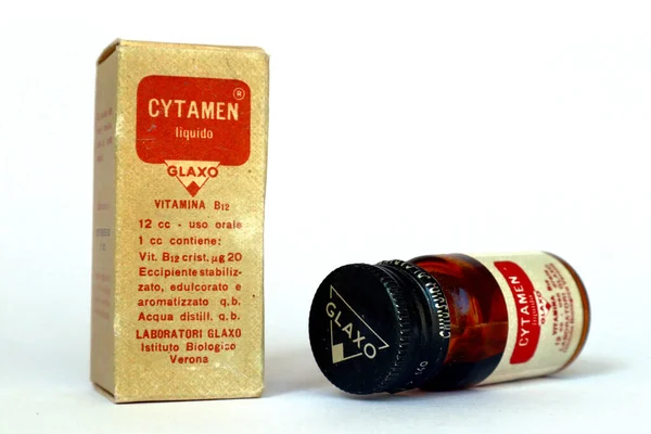 stock image Rome, Italy  February 26, 2022: Vintage 1963 CYTAMEN GLAXO Dropper Bottle medicine with Vitamin B12 for the treatment of growth, anorexia. Laboratories GLAXO Verona (Italy)