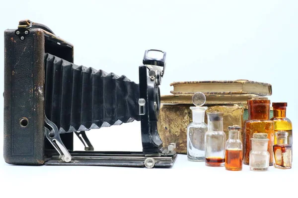 Sammansättning Antika Kamera Och Medicin Flaskor — Stockfoto