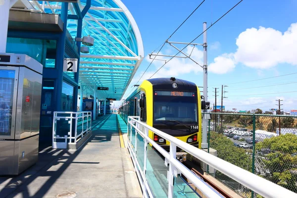 Los Angeles, Kaliforniya - 21 Mayıs 2019: Redondo Sahil İstasyonu 'ndaki Los Angeles Metro Demiryolu Yeşil Hattı