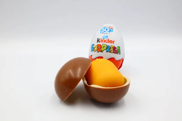 2019年3月5日 意大利佩斯卡拉 令人惊讶的巧克力蛋 Kinder Surprise是费雷罗在意大利生产的一种产品 — 图库照片
