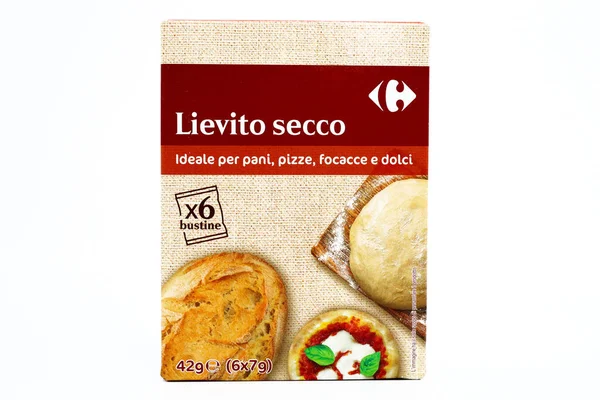 Pescara, İtalya - 31 Mayıs 2020: Ekmek ve pizza için maya Carrefour Süpermarket zinciri tarafından satıldı