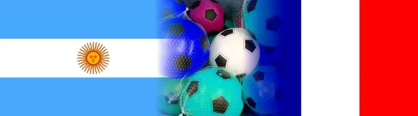 カラフルなサッカーボールでフランスとアルゼンチンの旗 — ストック写真