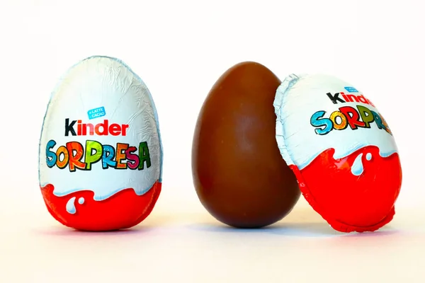 ペスカーラ イタリア2019年2月27日 優しい驚きチョコレート卵 Kinder SurpriseはFerreroによってイタリアで作られた製品のブランドです — ストック写真