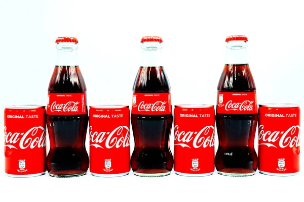 ペスカーラ イタリア2020年1月1日 Coca Colaオリジナルテイスト缶とボトル コーラおよびコンターボトルのデザインは コーラ社の商標です — ストック写真