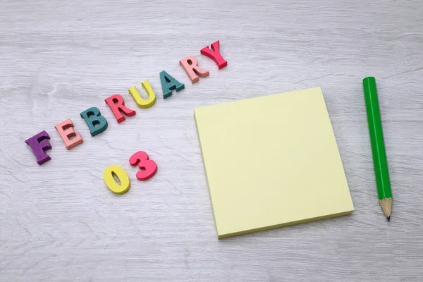 2月3日 每日色彩斑斓的日历 印有积木笔记和铅笔 空白的文字或设计空间 — 图库照片