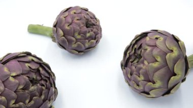 Beyaz arkaplanda taze organik enginarlar