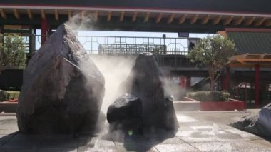 Los Angeles, California - 2 Ekim 2019 Metro Demiryolu Treni ile LA Metro Gold Line Çin Mahallesi İstasyonu. Blossom Plaza 'dan görüntü