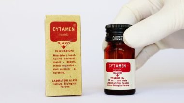 Roma, İtalya 26 Şubat 2022: Antika 1963 CYTAMEN GLAXO GLAXO Şişe İlacı ve B12 vitamini büyüme ve iştahsızlık tedavisi. Laboratuarlar GLAXO Verona (İtalya)