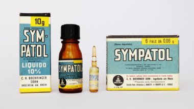 Roma, İtalya 22 Şubat 2022: 1950 'lerin antika Adrenalin tüpleri ve damla şişesinin türevi. Kan dolaşımını iyileştirmek için kardiyonik ve analeptik. C.H. BOEHRINGER SOHN Ingelheim am Rhein