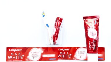 Roma, İtalya - 26 Ağustos 2019: Colgate Max White Toothpaste yapımı Colgate-Palmolive