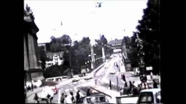 Bern, İsviçre 1960 'lar: yayalar, otobüs ve arabalar - 1960' ların klasik videosu 8mm