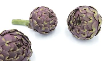 Beyaz arkaplanda taze organik enginarlar