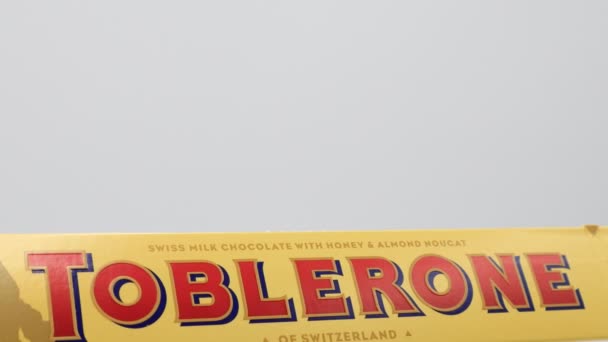 Pescara Italia Julio 2019 Toblerone Chocolate Leche Suizo Con Miel — Vídeos de Stock