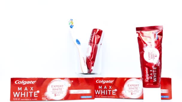 意大利罗马 2019年8月26日 Colgate Palmolive生产的Colgate Max白色牙膏 — 图库视频影像