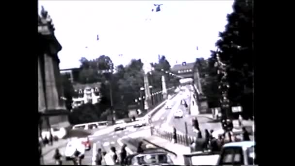 Bern Zwitserland 1960 Voetgangers Bus Auto Jaren Zestig Vintage Video — Stockvideo