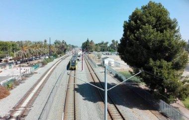 LOS ANGELES, California - 10 Eylül 2018: Watts Kuleleri Metro İstasyonu 'ndaki Los Angeles Metro Demiryolu manzarası