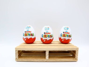 Pescara, İtalya 5 Mart 2019 Kinder Sürpriz Çikolatalı Yumurtalar. Kinder Surprise, Ferrero tarafından İtalya 'da üretilen bir üründür.