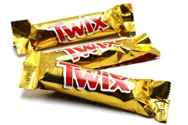 Roma, İtalya 9 Kasım 2021: Beyaz arka planda izole edilmiş TWIX çikolatası. Twix, Mars Anonim Şirketi 'nin bir markası.