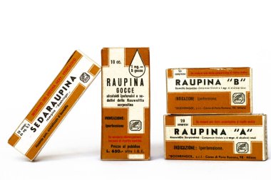 Roma, İtalya 22 Şubat 2022: 1950 'lerin klasik RAUPINA ve SEDARAUPINA ilaçları Rauwolfia Serpentina Alkaloids ile hipertansiyon tedavisi için. BOEHRINGER SRI. - Milan (İtalya)