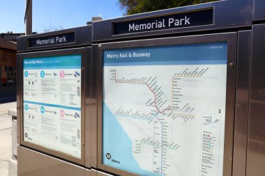 Pasadena, California - 3 Ekim 2019: PaSADENA Anıt Parkı Metro Tren İstasyonu