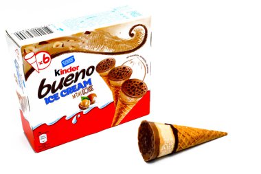 Pescara, İtalya 7 Mayıs 2020 Kinder Bueno Dondurması. Kinder, Ferrero 'nun bir gıda ürünüdür. Kinder Dondurması, Ferrero ve Unilever arasındaki bir işbirliğidir.