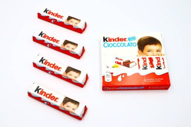 Pescara, İtalya 11 Ağustos 2019: Kinder Çikolata Çubukları. Kinder, Ferrero tarafından İtalya 'da üretilen bir üründür.