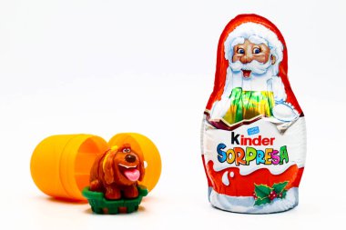 Pescara, İtalya 29 Kasım 2019: Noel Baba temalı Kinder Sürpriz Çikolatalı Yumurtalar. Kinder Surprise, Ferrero tarafından İtalya 'da üretilen bir üründür.