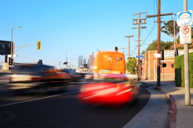 Los Angeles, Kaliforniya - 1 Ekim 2019: Gökdelenlerin güzel manzaralı Uzun Maruz Kalma Trafiği, Los Angeles