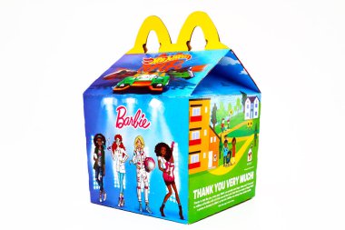 Los Angeles, California 2 Aralık 2019 'da McDonald' s Happy Meal karton kutusunda Mattel Barbie ve Hot Wheels oyuncakları vardı. McDonald 's bir fast food restoran zinciri..