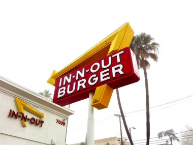 Hollywood, California - 6 Ekim 2019 Hollywood Sunset Bulvarı 'nda In-N-Out BURGER. Öncelikli olarak Güneybatı ve Pasifik Sahili 'nde konumları olan Amerikan Fast Food Restoranlar zinciri.