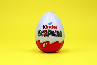 Pescara, İtalya 27 Şubat 2019: Kinder Sürpriz Çikolatalı Yumurtalar. Kinder Surprise, Ferrero tarafından İtalya 'da üretilen bir üründür.