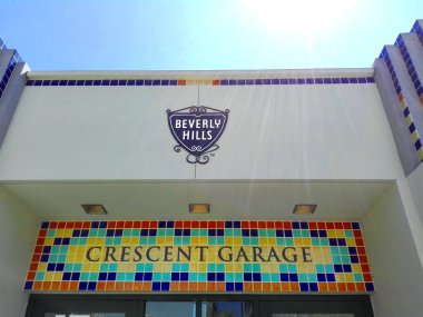 BEVERLY HILLS, California - 16 Eylül 2018: N. Crescent Drive 'daki Beverly Hills Şehir Merkezi Otoparkı