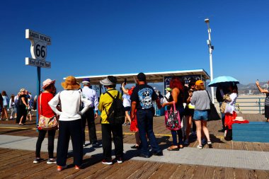 Santa Monica, Kaliforniya - 4 Ekim 2019: Santa Monica Rıhtımı 'ndaki 66. Yol tabelasının fotoğraflarını çeken turistler