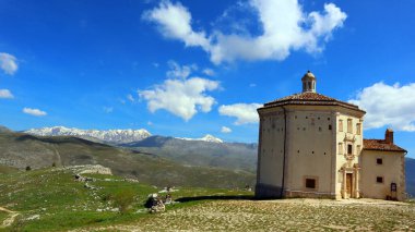 İtalya 'nın Abruzzo kentindeki Rocca Calascio kalesine yakın Santa Maria Della Piet