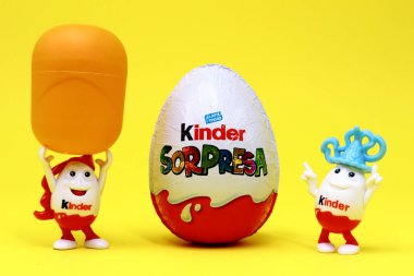 Alba, İtalya 11 Mart 2021: Kinder Sürpriz Çikolata Yumurtaları. Kinder Surprise, Ferrero tarafından İtalya 'da üretilen bir üründür.