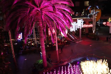 Universal City, Los Angeles, California - 12 Mayıs 2019: UNIVERSAL STÜDIOS CITYWALK eğlence ve perakende bölgeleri Gece