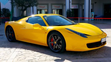 Citta Sant 'Angelo, İtalya 8 Nisan 2022 Ferrari F8 haracı. Ferrari, İtalya 'nın Maranello şehrinde bulunan lüks bir İtalyan spor arabasıdır.