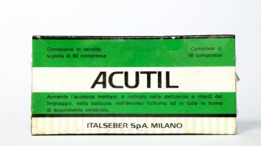 Milan, İtalya 3 Mart 2022: Akli denge, dil gecikmesi, kekeleme, yatak ıslatma ve zihinsel yorgunluk için L-Glutamin içeren 1950 'lerin klasik ACUTIL ilaçları. İTALSEBER S.P.A. Milan (İtalya)