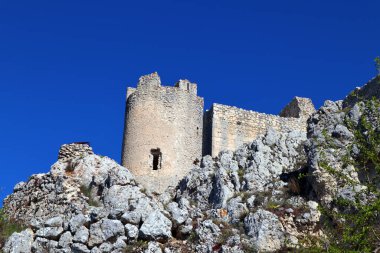 Rocca Calascio Kalesi dağın tepesindeki bir kaledir.