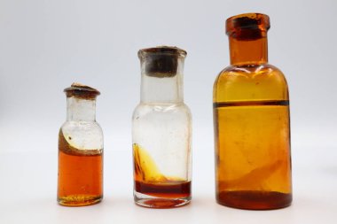 Eczane, sergilenen eski ilaçlar. 