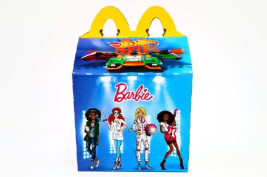 Los Angeles, California 2 Aralık 2019 'da McDonald' s Happy Meal karton kutusunda Mattel Barbie ve Hot Wheels oyuncakları vardı. McDonald 's bir fast food restoran zinciri..