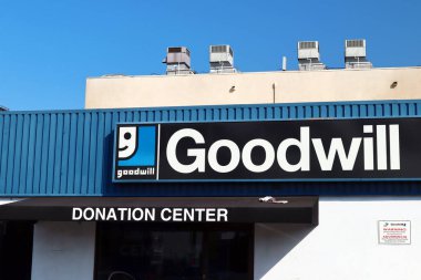 Los Angeles, California - 10 Ekim 2019: Goodwill Store & Bağış Merkezi. Engelliler için mesleki rehabilitasyon, kar amacı gütmeyen Amerikan örgütü