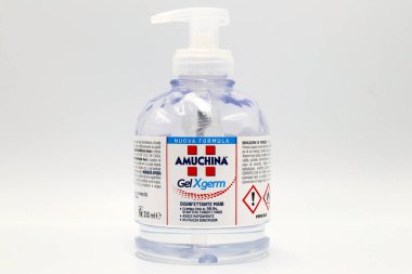Pescara, İtalya 28 Şubat 2020: Virüs, mantar ve bakterileri azaltmak için AMUCHINA gel XGERM El Dezenfektanı. AMUCHINA, ACRAF ANGELINI Pharma 'nın İtalyan markasıdır.
