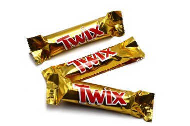 Roma, İtalya 9 Kasım 2021: Beyaz arka planda izole edilmiş TWIX çikolatası. Twix, Mars Anonim Şirketi 'nin bir markası.