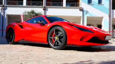 Citta Sant 'Angelo, İtalya 8 Nisan 2022 Ferrari F8 haracı. Ferrari, İtalya 'nın Maranello şehrinde bulunan lüks bir İtalyan spor arabasıdır.