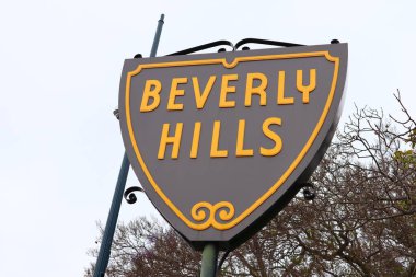 Beverly Hills, Kaliforniya 12 Mayıs 2019: Beverly Hills Tabelasının Santa Monica Bulvarı, Beverly Hills 'deki Beverly Gardens Park manzarası