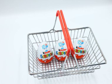 Pescara, İtalya 5 Mart 2019 Kinder Sürpriz Çikolatalı Yumurtalar. Kinder Surprise, Ferrero tarafından İtalya 'da üretilen bir üründür.